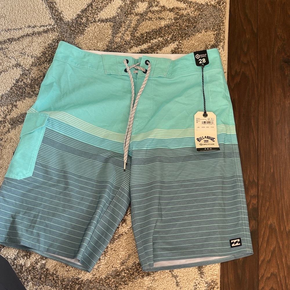 Men’s mid length BILLABONG performance board shorts NWT. Size 28